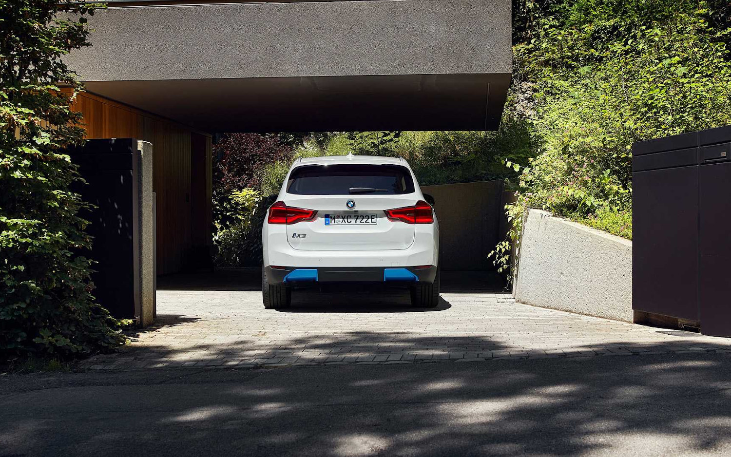 Comparison BMW iX3 2021 vs Audi Q4 etron Sportback 2022 SUV Drive